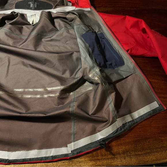 Arc’teryx Alpha SV Men’s Small - Picture 7 of 13